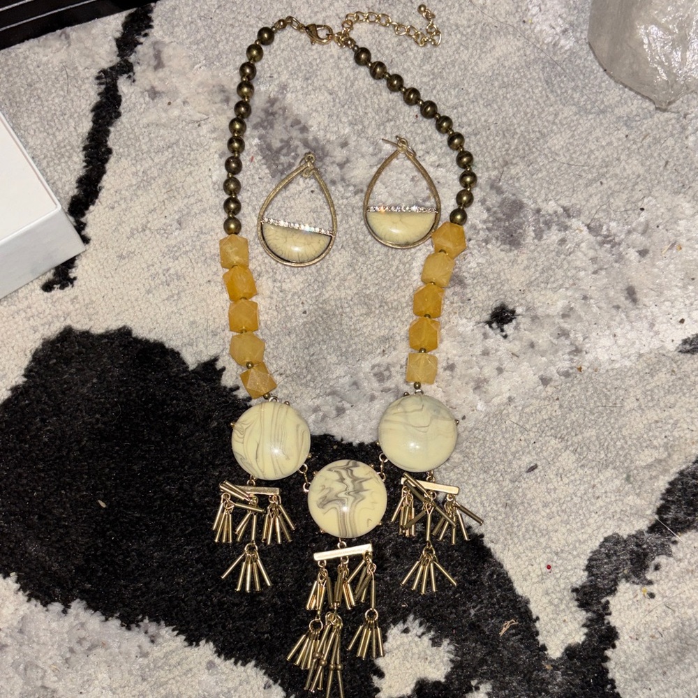Elegant Gold and Cream Necklace and Earring Set